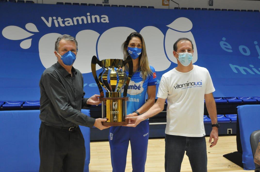 Fotos da chegada das jogadoras do Minas em Belo Horizonte, aps a equipe vencer o Praia Clube e conquistar a Superliga Feminina de Vlei.