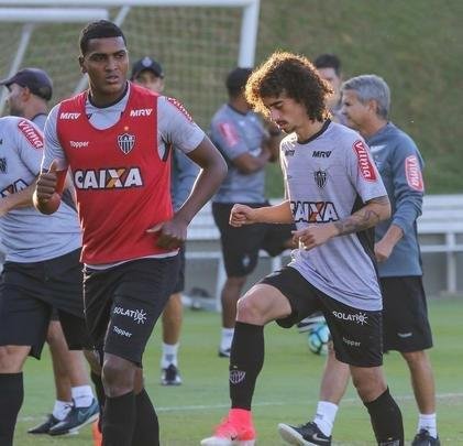 Valdívia treinou ao lado dos companheiros nesta terça