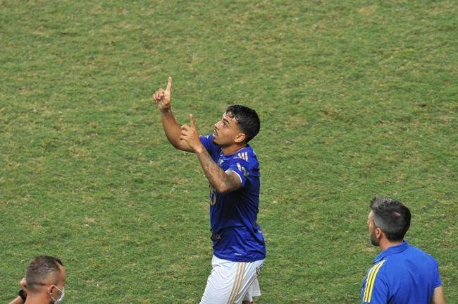 Em cobrana de falta, Matheus Bidu abriu o placar para o Cruzeiro diante do Uberlndia, no Independncia, pelo Mineiro