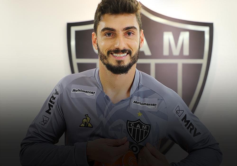 Rafael - Anunciado como reforo do Atltico em maro de 2020, Rafael chegou ao Cruzeiro em 2002, aos 13 anos. Passou por todas as categorias da base celeste at ser promovido ao time profissional pelo tcnico Adilson Batista em 2008, um ano depois de ter conquistado a Copa So Paulo de Futebol Jnior. Na equipe principal, foi reserva de Fbio por anos. Sempre que acionado, foi bem. Foram 112 partidas e dez ttulos pelo ex-clube: estaduais de 2008, 2009, 2011, 2014, 2018 e 2019; Copas do Brasil de 2017 e 2018 e Campeonatos Brasileiros de 2013 e 2014. Agora, chega  Cidade do Galo com o objetivo de ser protagonista.