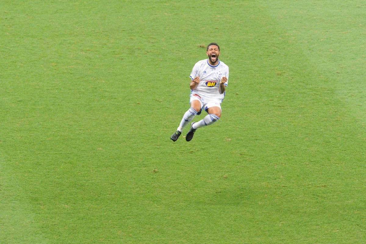 Fotos do jogo entre Cruzeiro e Ponte Preta, no Mineiro, em Belo Horizonte, pela 12 rodada da Srie B do Campeonato Brasileiro