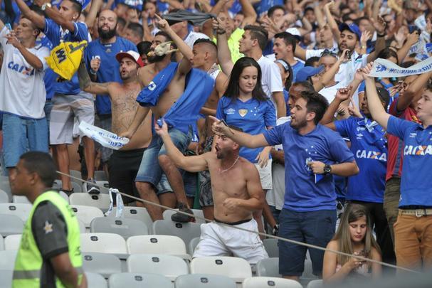Fotos da torcida do Cruzeiro na primeira final do Mineiro, contra o Atltico, no Mineiro
