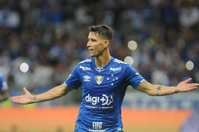 No segundo tempo, Cruzeiro perdeu pnalti com Sass, mas chegou  virada em nova cobrana, dessa vez bem executada por Thiago Neves: 2 a 1