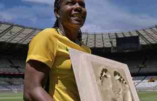 Formiga é eternizada como primeira mulher na Calçada da Fama do Mineirão