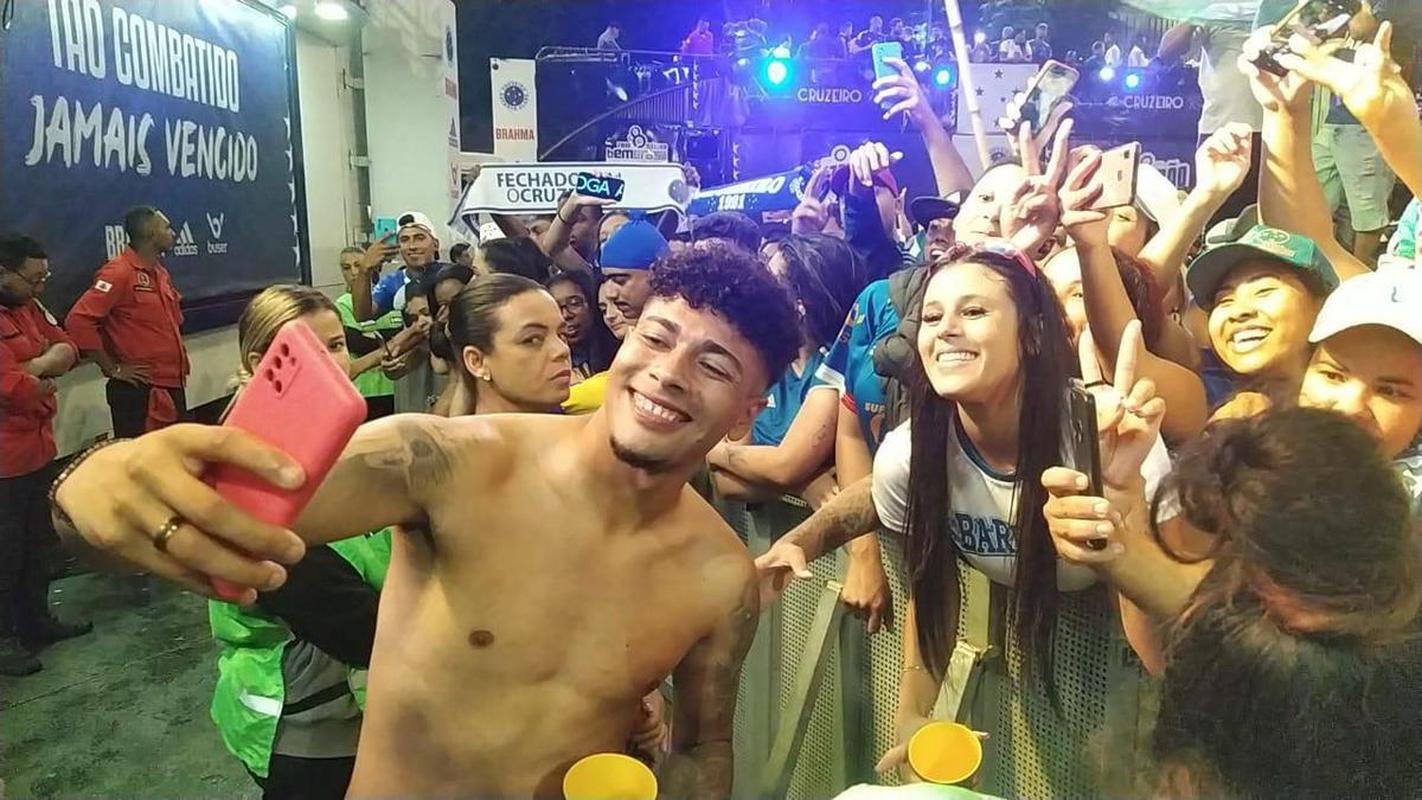 Festa do Cruzeiro na Praa 7 de Setembro, em Belo Horizonte, em comemorao ao acesso  Srie A do Campeonato Brasileiro de 2023