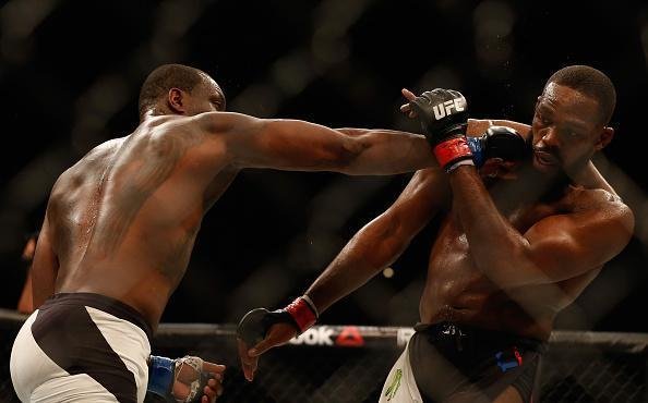 Jon Jones volta ao octógono do UFC e conquista cinturão interino