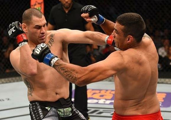 Fotos da vitória arrasadora de Fabrício Werdum sobre Cain Velasquez