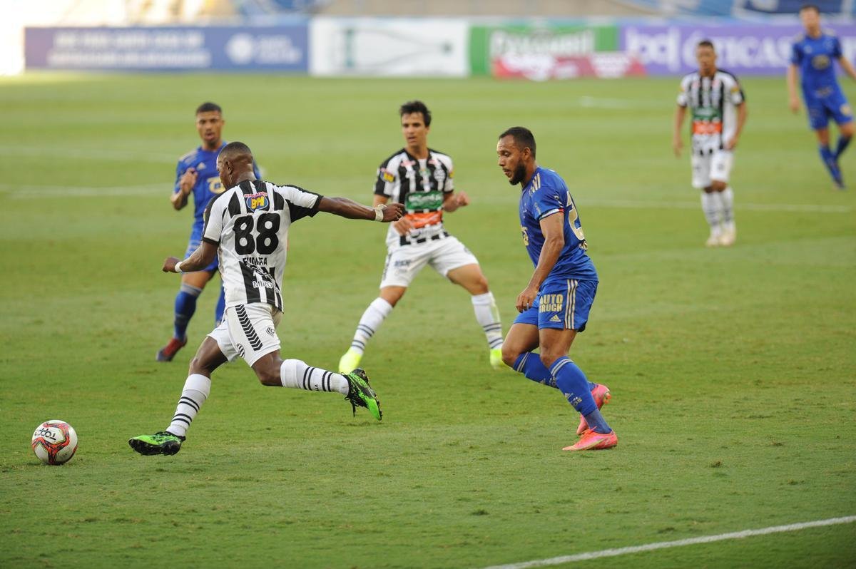 Fotos da vitria do Cruzeiro sobre o Athletic de So Joo del-Rei, por 1 a 0, no Mineiro, pela quarta rodada do Campeonato Mineiro de 2021. Marcelo Moreno, de pnalti, marcou o gol do triunfo celeste no Gigante da Pampulha