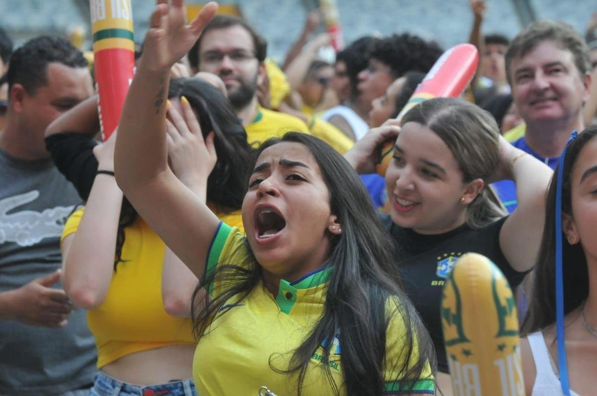 No Mineiro, torcedores assistem ao jogo entre Brasil x Srvia pela Copa do Mundo do Catar