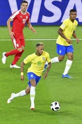 Poucas quedas, assistência e 'ousadia': a atuação de Neymar contra a Sérvia