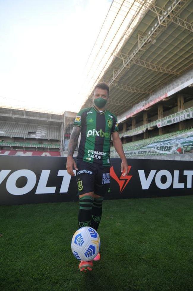 Mauro Zrate, atacante argentino de 34 anos, foi apresentado oficialmente pelo Amrica na tarde desta sexta-feira (3), no Estdio Independncia, em Belo Horizonte. Experiente, o atleta tem passagens por clubes como Fiorentina, Lazio e Inter de Milo, da Itlia, e tambm por Vlez Sarsfield e Boca Juniors, da Argentina.