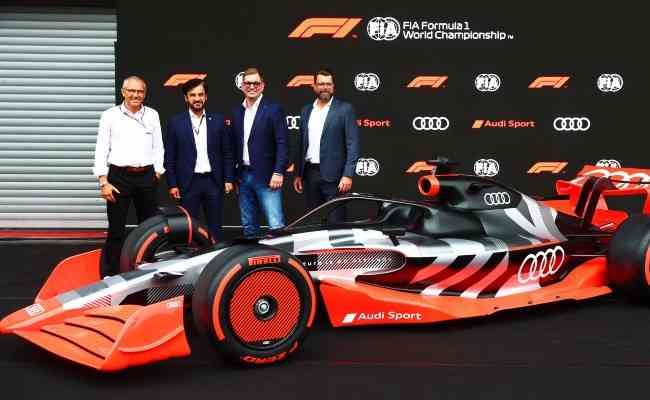 CEO da F1, Stefano Domenicali, e o presidente da FIA, Mohammed Bin Sulayem, ao lado do CEO da Audi, Markus Duesmann 