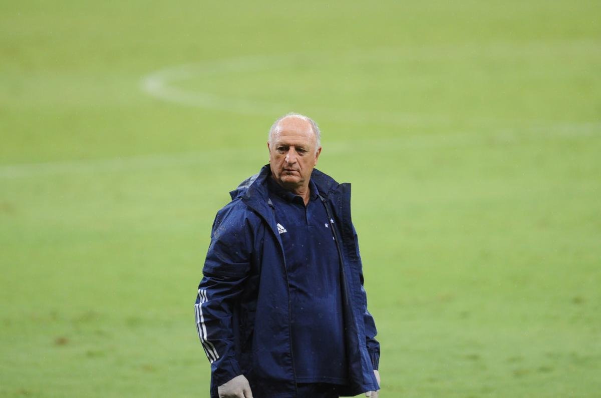 17- Bom começo de Scolari (outubro a novembro): de ânimos renovados com o novo treinador, o Cruzeiro emplacou sequência de sete partidas sem ser derrotado na Série B. Na estreia de Felipão, bateu o Operário por 1 a 0, no estádio Germano Krüger, em Ponta Grossa, no Paraná. Depois, empatou por 1 a 1 com o Náutico, nos Aflitos, e fechou o turno superando o Paraná por 2 a 0, no Mineirão. No início do returno, obteve oito pontos em quatro jogos: Botafogo-SP (1 a 0), Guarani (3 a 3), Figueirense (1 a 1) e Chapecoense (1 a 0). Nos cinco confrontos posteriores, contabilizou mais 10 pontos - Confiança (1 a 2), América (2 a 1), Brasil-RS (4 a 1), CRB (0 a 0) e Vitória (1 a 0) - e ficou a sete do G4 na 28ª rodada.