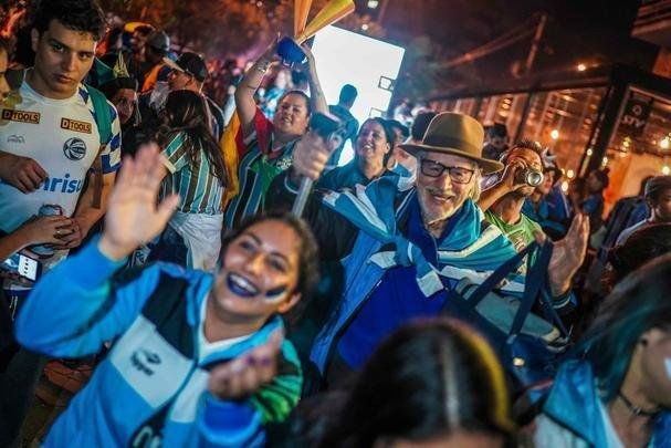 Grêmio conquista o tri da Libertadores e torcida tricolor invade as ruas de Porto Alegre