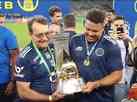 Cruzeiro: Ronaldo e Pedrinho erguem da taa na Srie B no Mineiro