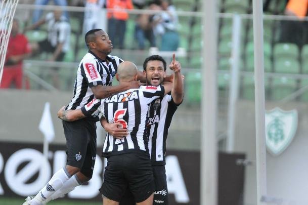 Ainda no primeiro tempo, o Atltico virou, com gols de Cazares, de falta, e Fred: 2 a 1