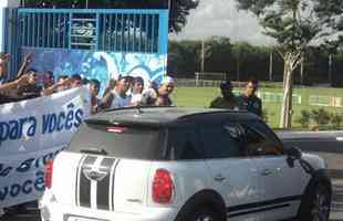 Imagens da torcida do Cruzeiro na Toca da Raposa 