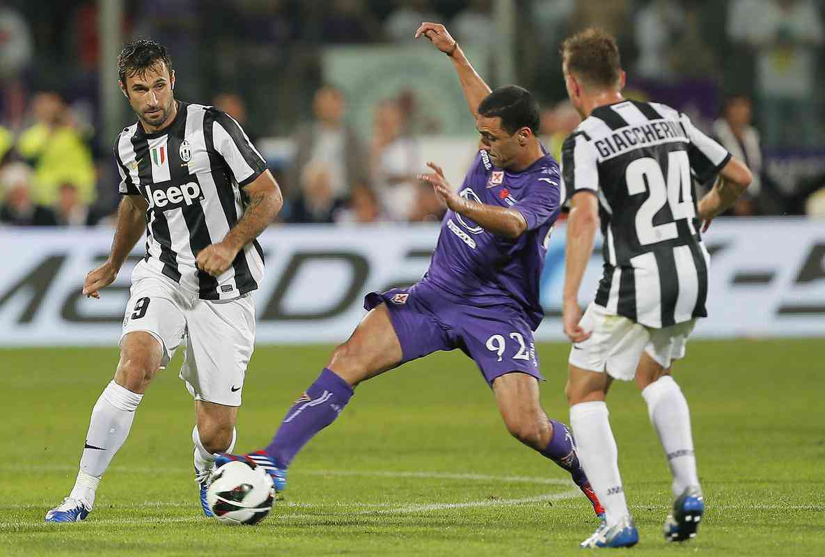 Volante Rômulo em jogo pela Fiorentina, da Itália