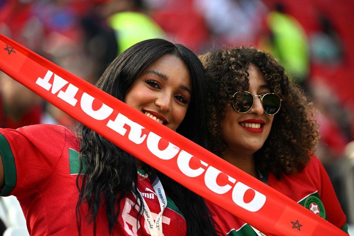 Torcedores de Marrocos e Crocia nas arquibancadas do Estdio Al-Bayt, em Al Khor 