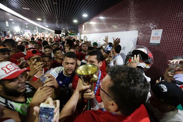 Jogadores, comissão técnica e diretoria do Náutico foram recebidos com festa no desembarque após a conquista do título da Série C do Campeonato Brasileiro, diante do Sampaio Corrêa. A delegação alvirrubra desembarcou em solo pernambucano pouco depois das 23h30 e seguiu em carro aberto para a sede do clube, no bairro dos Aflitos