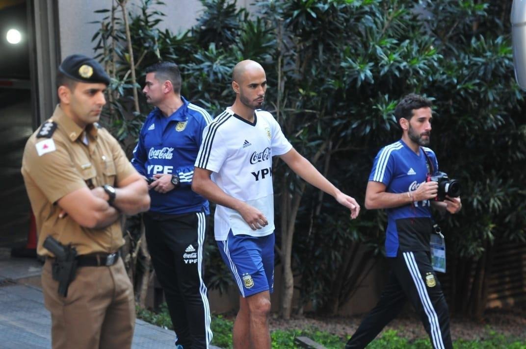 Jogadores da Argentina embarcam rumo ao treino no Independência