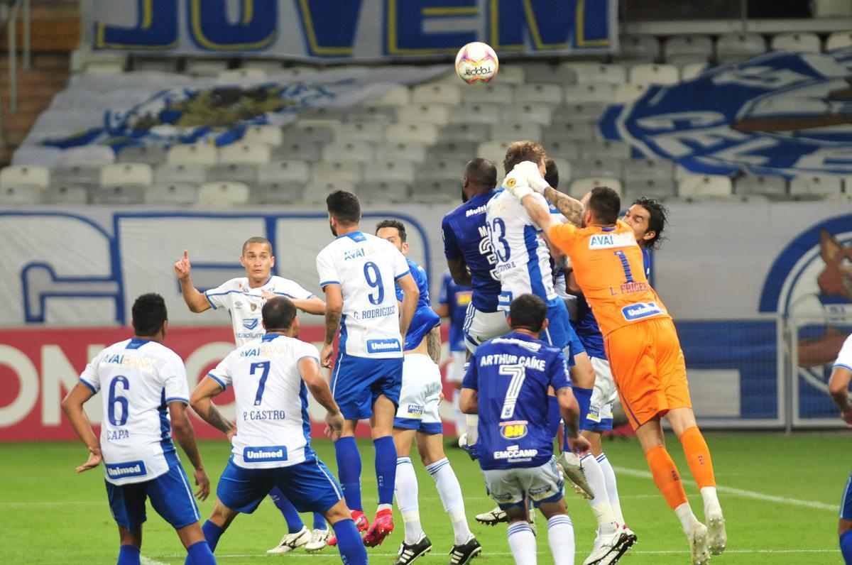 Fotos do jogo entre Cruzeiro e Ava, no Mineiro, pela 11 rodada da Srie B do Brasileiro