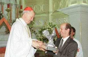 Dom Serafim recebeu o Galo de Prata das mos do ento presidente do Atltico, Ricardo Guimares