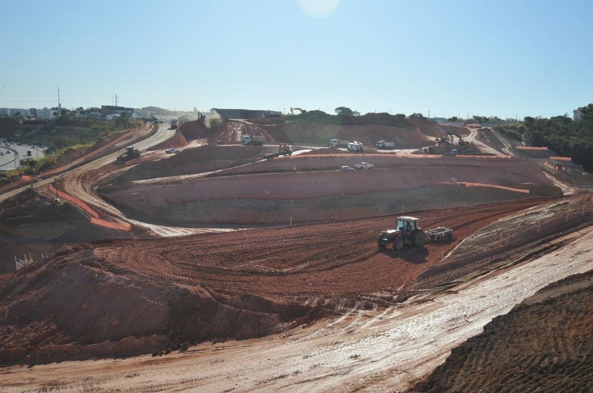 Nesta quarta-feira, a reportagem do Superesportes/Estado de Minas fez mais uma visita ao canteiro de obras da Arena MRV, futuro estdio do Atltico, no bairro Califrnia, em Belo Horizonte. A cada semana, o panorama muda bastante. No momento, a construo est em fase de terraplanagem. A boa notcia neste dia 26 de agosto  que a prefeitura da capital liberou o alvar que autoriza o incio das edificaes. (Alexandre Guzanshe/EM/D. A Press)