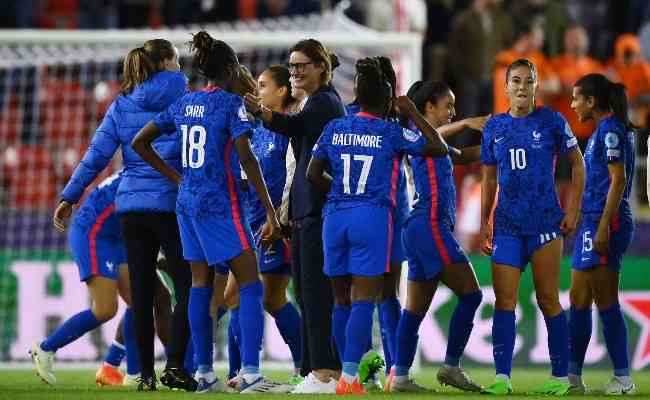 Jogadoras francesas comemoram gol da lateral Ève Périsset