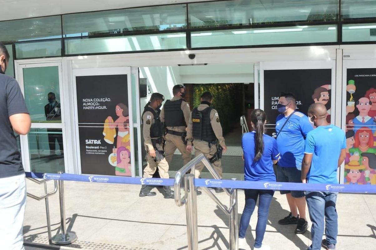 Manifestao de torcedores no Boulevard Corporate Tower, onde funciona a sede do Cruzeiro