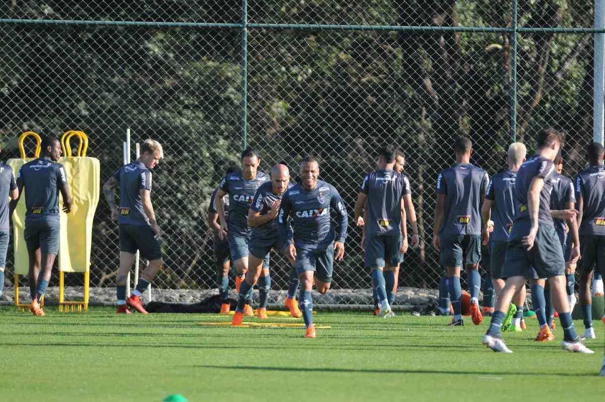 Elenco atleticano fez trabalho ttico orientado por Larghi antes de jogo-treino contra o Coimbra