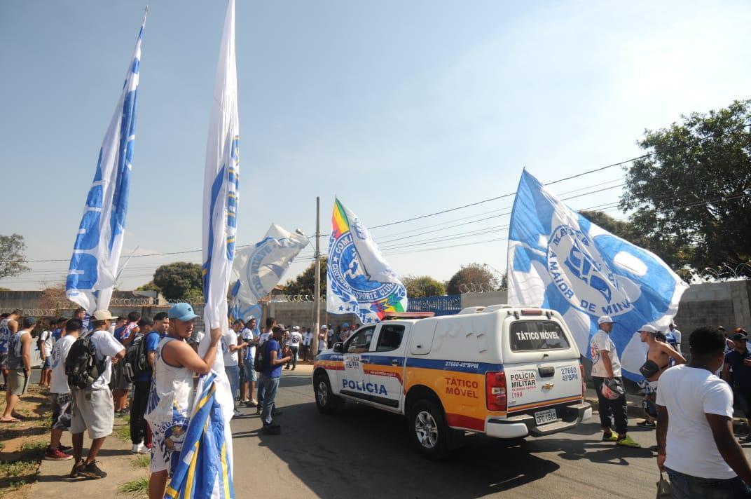 Torcedores protestam em frente  Toca da Raposa II