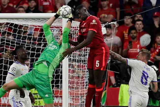 Com gol de Vinícius Júnior, Real Madrid vence Liverpool e