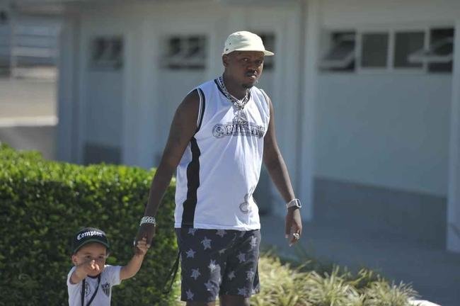 Gustavo Pereira Marques, o rapper Djonga, de 24 anos, vem fazendo sucesso na internet. Astro do estilo musical, o mineiro visitou nesta ter�a-feira a Cidade do Galo, centro de treinamentos do Atl�tico, seu clube de cora��o. O rapper espera que o Alvinegro conquiste t�tulos em 2019. 