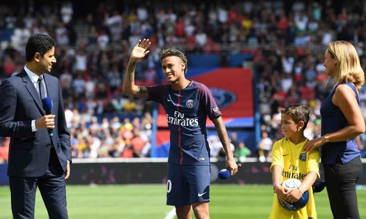 Neymar  apresentado  torcida do Paris Saint-Germain