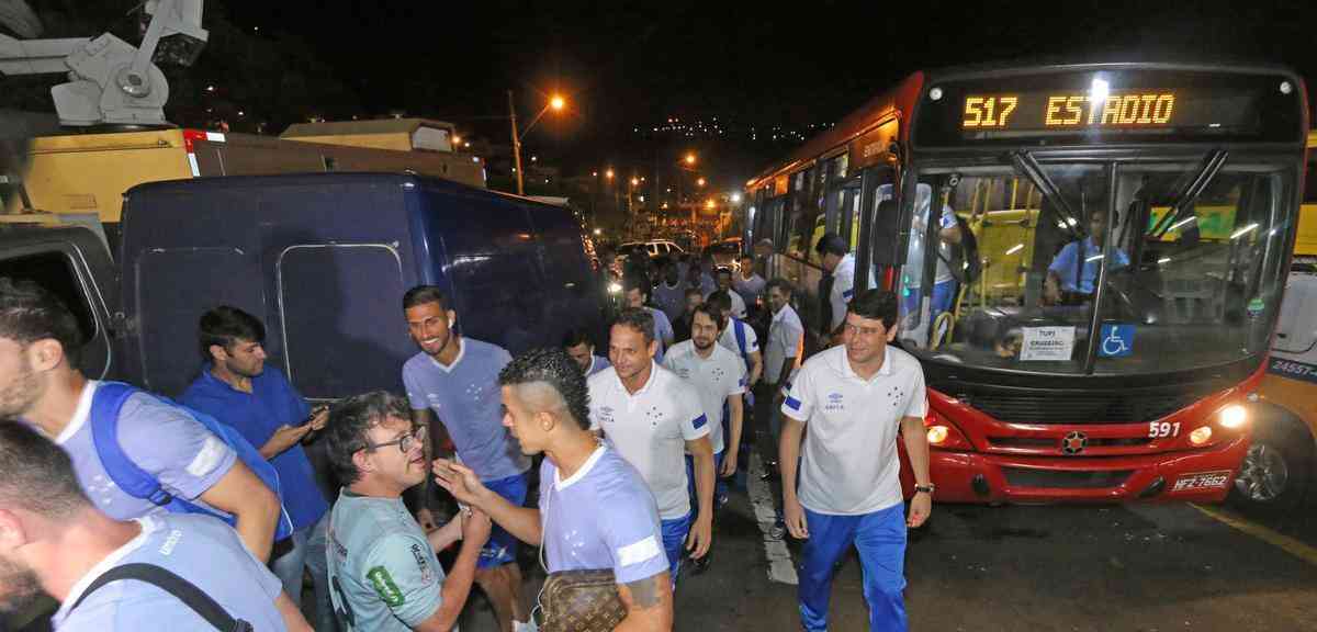 nibus que levava delegao do Cruzeiro estragou, e jogadores precisaram embarcar em 'coletivo' disponibilizado pela Secretaria de Transporte e Trnsito (Settra) da prefeitura de Juiz de Fora 