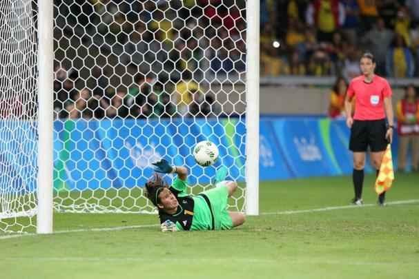 Imagens emocionantes das cobranas de pnaltis no Mineiro e da classificao do Brasil s semifinais do torneio feminino de futebol dos Jogos Olmpicos. Goleira Brbara pegou pnalti e deu vitria  Seleo por 7 a 6 sobre a Austrlia. Com 52 mil pagantes, estdio foi  loucura.