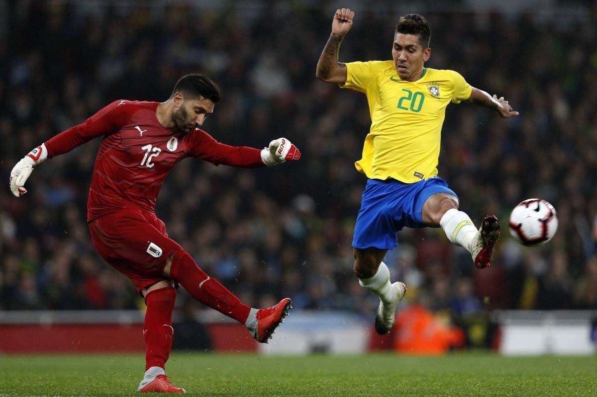 Tcnicos Tite e scar Tabrez se cumprimentam antes de a bola rolar no Emirates Stadium