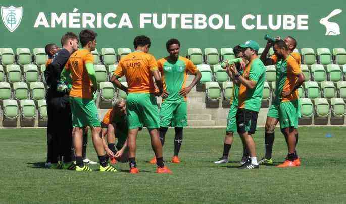 Fotos do treino do Amrica, nesta quarta-feira, no CT Lanna Drumond. Atividade com bola fechou preparao do Coelho para o clssico contra o Cruzeiro, marcado para esta quinta, s 21h, no Independncia, pela 23 rodada do Campeonato Brasileiro