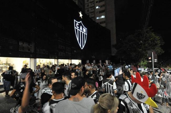 Torcedores do Atltico se concentraram em frente  sede do clube, no bairro de Lourdes, em BH, para festejar o ttulo da Supercopa do Brasil sobre o Flamengo. Galo derrotou rubro-negros nos pnaltis na Arena Pantanal, em Cuiab