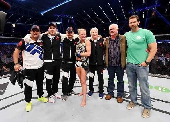 Ronda Rousey  nocauteada por Holly holm no segundo round e perde cinturo do peso galo feminino do UFC, na luta principal em Melbourne