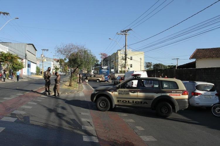 A delegação do Boca Juniors foi liberada da Central de Flagrantes 4  (CEFLAN 4) da Polícia Civil, no bairro Alípio de Melo, região Noroeste de Belo Horizonte, por volta das 12h desta quarta-feira. Jogadores e membros da comissão técnica da equipe argentina ficaram na delegacia por cerca de 12 horas para esclarecimentos sobre a confusão no Mineirão após a eliminação diante do Atlético, nos pênaltis, pelas oitavas de final da Copa Libertadores da América.