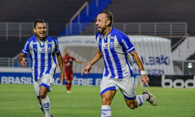 O atacante Paulo S�rgio marcou 10 gols em 26 jogos pelo CSA, que ficou em 5� na S�rie B, com 58 pontos.
