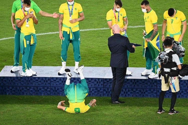 Jogadores da Seleo Brasileira recebem a medalha de ouro pela conquista olmpica no futebol