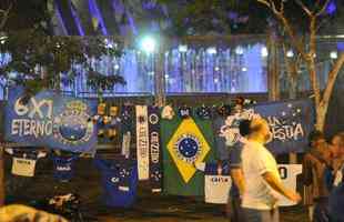 Torcida do Cruzeiro encarou frio e crise de abastecimento para apoiar o time contra o Palmeiras, no Mineiro