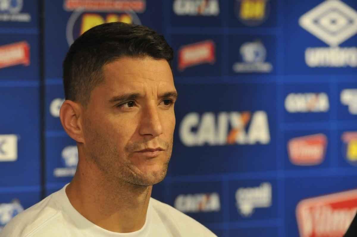 Thiago Neves foi apresentado no Cruzeiro pelo presidente Gilvan de Pinho Tavares