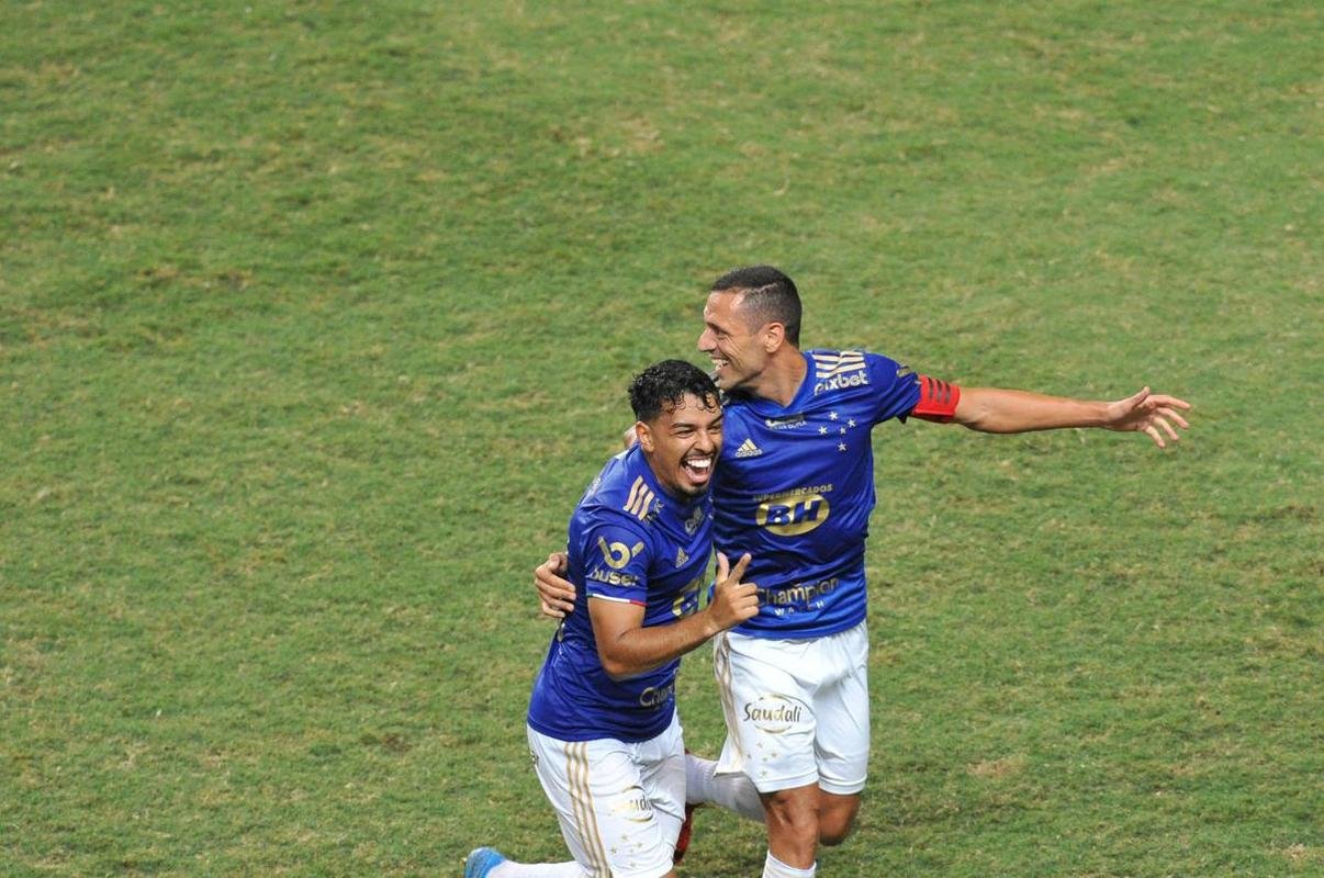 Em cobrana de falta, Matheus Bidu abriu o placar para o Cruzeiro diante do Uberlndia, no Independncia, pelo Mineiro
