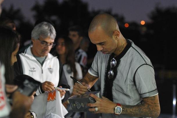 Atacante do Shandong Luneng, da China, est de frias e visitou o CT do Atltico nesta tera-feira (22)