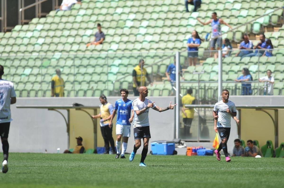 Lances da partida entre Cruzeiro e Grmio, no Independncia, pela 18 rodada do Campeonato Brasileiro