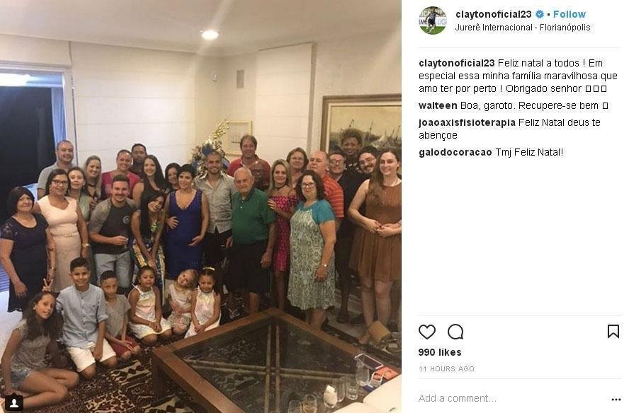 Clayton comemorou a data em famlia. O atacante reuniu os parentes em Santa Catarina